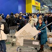 Människor köar i Ryssland inför att Ikea ska stänga i mars 2022.  AP