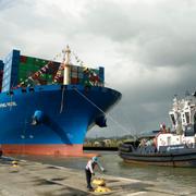 Ett kinesiskt containerfartyg dockas i Panama City.