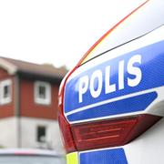 En man i 60-årsåldern skadades svårt efter att ha blivit skjuten utanför sin villa norr om Stockholm i september 2023. Skjutningen bedöms ha varit en felskjutning, föranledd av att en person med gängkriminella kopplingar utan mannens vetskap skrivit sig i hans bostad. 