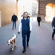 Statsminister Ulf Kristersson (M) på morgonpromenad med sin hund Winston runt riksdagshuset.