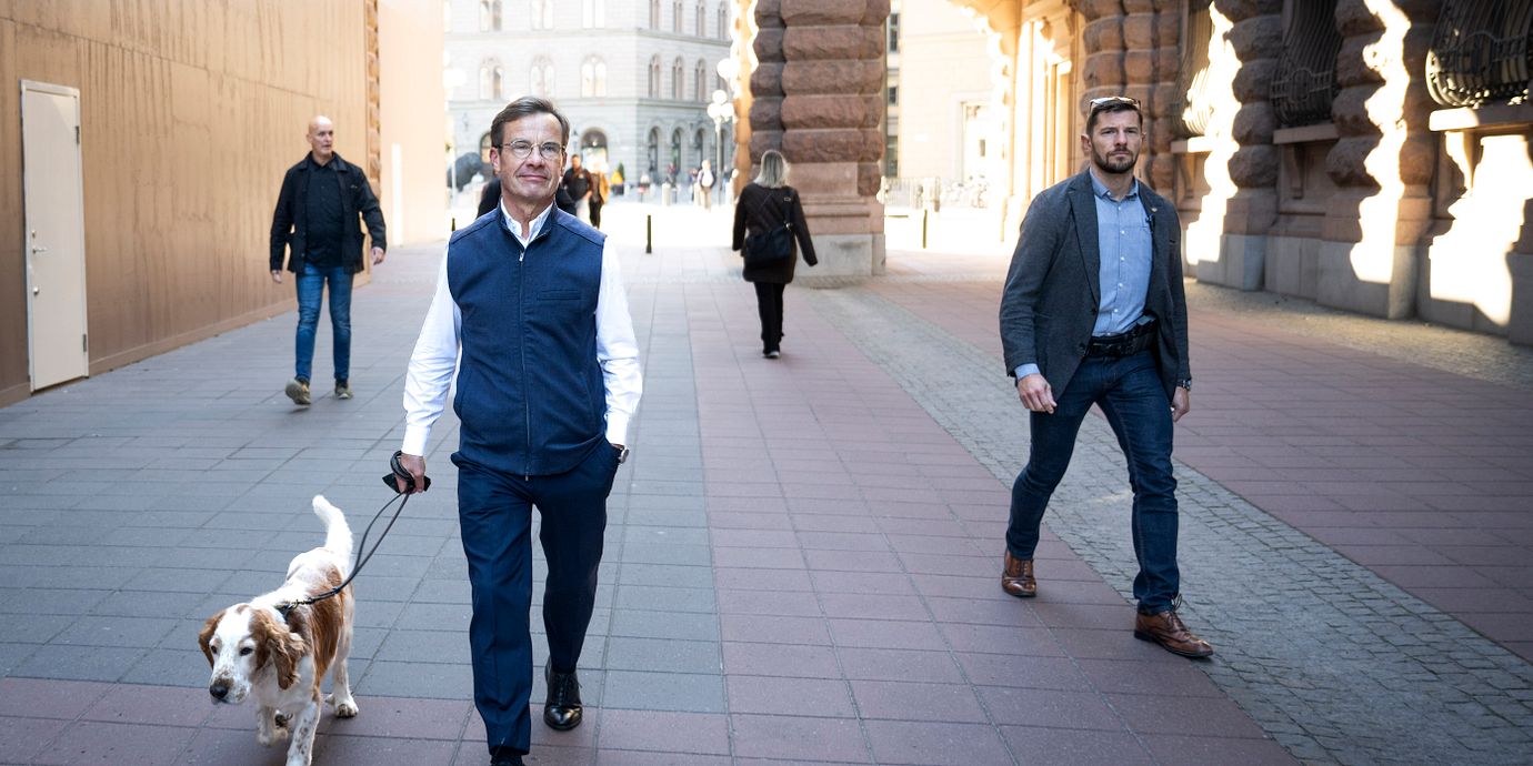 Statsminister Ulf Kristersson (M) på morgonpromenad med sin hund Winston runt riksdagshuset.