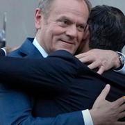 Brittiska premiärministern Rishi Sunak får en kram av Donald Tusk vid ett besök i Polen.