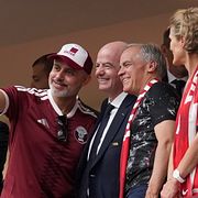 Infantino med qatariska fans under fotbolls-VM.