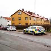 Polis i området där en explosion inträffade vid ett flerfamiljshus på Hisingen i Göteborg någon gång under natten mot lördagen.