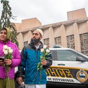 Medlemmar i en muslimsk församling hedrar offren för skjutningen i synagogan i Pitsburgh