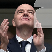 Fifas president Gianni Infantino på läktaren under semifinalen mellan Spanien och Frankrike.