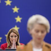 Europaparlamentets talman Roberta Metsola lyssnar på ett tal av EU-kommissionens ordförande Ursula von der Leyen i mars.  Jean-Francois Badias / AP