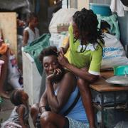 En grupp kvinnor i ett flyktingläger i Haiti. 