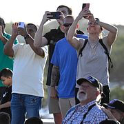 Åskådare ser på när Artemis 2 skjuts upp.