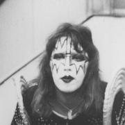 Ace Frehley, högst upp till höger, tillsammans med kollegorna i Kiss. 