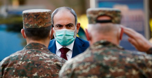 Arkivbild från 23 oktober, 2020. Armeniens premiärminister Nikol Pasjinian besöker ett militärsjukhus i Jerevan.  Tigran Mehrabyan / TT NYHETSBYRÅN