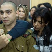Den israeliska soldaten Elor Azaria väntar på domen tillsammans med familjemedlemmar.