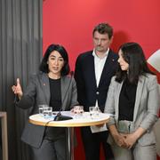 Bild från gårdagens pressträff där S presenterade sin nya inriktning inom migrationspolitiken. Från vänster: Amalia Rud Pedersen (S), Lawen Redar (S), Mattias Vepsä (S) och Teresa Carvalho (S).