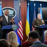 Lloyd Austin  och Mark Milley på plats vid Ramstein.  Susan Walsh / AP