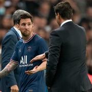 Lionel Messi ser förvånad ut när Mauricio Pochettino sträcker ut handen.