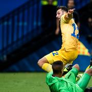 Sveriges Mikael Ishak jagar bollen bakom Colombias målvakt Cristian Bonilla.