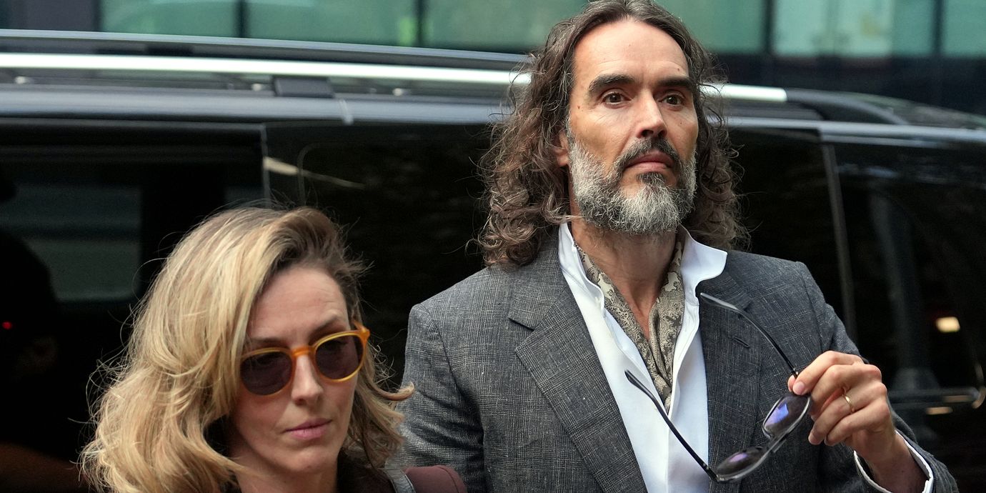 Russell Brand utanför domstolen i London i veckan.