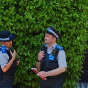 Poliser vid en av fastigheterna som utsatts. 