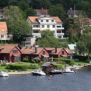 Stockholm 20250807
Sjönära villor trängs nära vattnet vid förorten Nockeby i Stockholm.