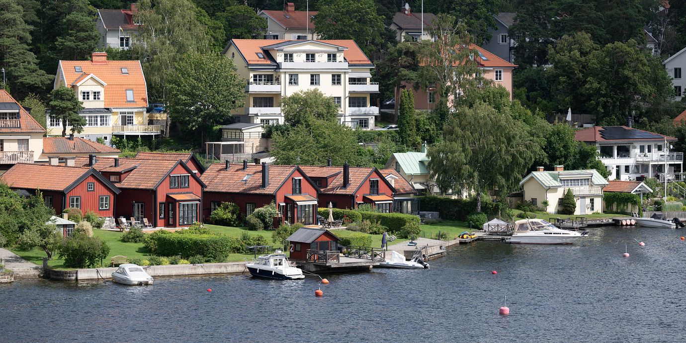 Stockholm 20250807
Sjönära villor trängs nära vattnet vid förorten Nockeby i Stockholm.