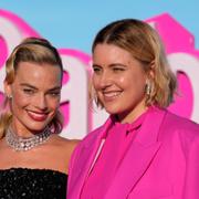 Greta Gerwig, till höger, med Barbies huvudrollsinnehavare Margot Robbie på premiären 9 juli 2023.