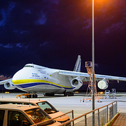 Det ukrainska fraktflygplanet som drönaren cirkulerade kring i flera timmar/polisen undersöker området runt planet på Leipzigs flygplats.