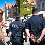 Polis patrullerar på Donners plats i Visby under Almedalsveckan 2022.