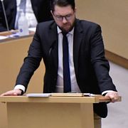 Sverigedemokraternas partiledare Jimmie Åkesson och Vänsterpartiets partiledare Nooshi Dadgostar.