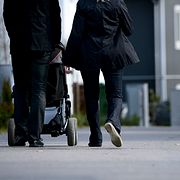 Familj på promenad i ett nybyggt villaområde. Illustrationsbild.