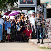 Människor väntar på anhöriga utanför fängelset Insein i Rangoon på söndagen.