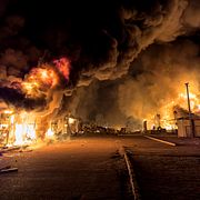 En marknad brinner efter en rysk attack i Mykolajiv i oktober 2024.