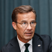 Arkivbild på statsminister Ulf Kristersson och Chat GPT:s logotyp.
