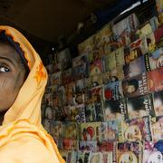 Aisha Umaru står bland tidningar om kärlek och relationer i  Kano i Nigeria. Arkivbild. 