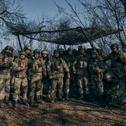 Ukrainska soldater poserar för en gruppbild vid fronten i närheten av den hårt ansatta staden Bachmut, i Donetsk, östra Ukraina, den 8 februari, 2023.