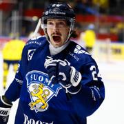  Finlands Hannes Björninen jublar efter 0-1 under tisdagens ishockeylandskamp mellan Sverige och Finland i Saab Arena i Linköping. 