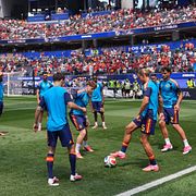 Spaniens landslag värmer upp inför matchen.