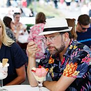Sverigedemokraternas partiledare Jimmie Åkesson och partikollegan Linda Lindberg äter glass, 24 juli.
