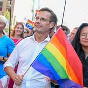 Ulf Kristersson under Prideparaden i Stockholm. 