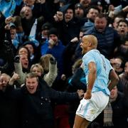 Vincent Kompany jublar efter 2–0-målet.