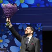 Sverigedemokraternas ledare Jimmie Åkesson får en blomsterkvast efter sitt tal på landsdagarna i lördags.