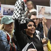 Protester vid Vänskapsförbundet Sverige-Israels monter under Bokmässan på fredagen. 