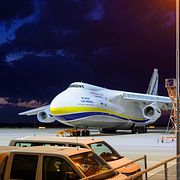 En ukrainskt lastfatyg på flygplatsen i Leipzig på onsdagskvällen.