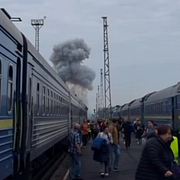 En stillbild från tågattacken i västra Ukraina.
