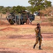 Burkinsk soldat och franskt militärfordon. Sam Mednick / AP