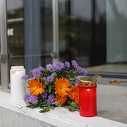 Blommor har lämnats utanför konserthuset.