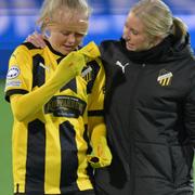 En upprörd Molly Johansson som tröstas efter onsdagens match. 