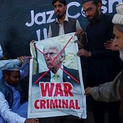 Anhängare till det pakistanska religiösa partiet Jamaat-e-Islami bränner en bild av Donald Trump under en protest mot dödandet av Irans högste ledare Ali Khamenei.