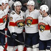 Florida Panthers Brady Tkachuk firar sitt mål mot Winnipeg Jets tillsammans med lagkamraterna Niko Mikkola, Matthew Tkachuk och Sam Bennett.
