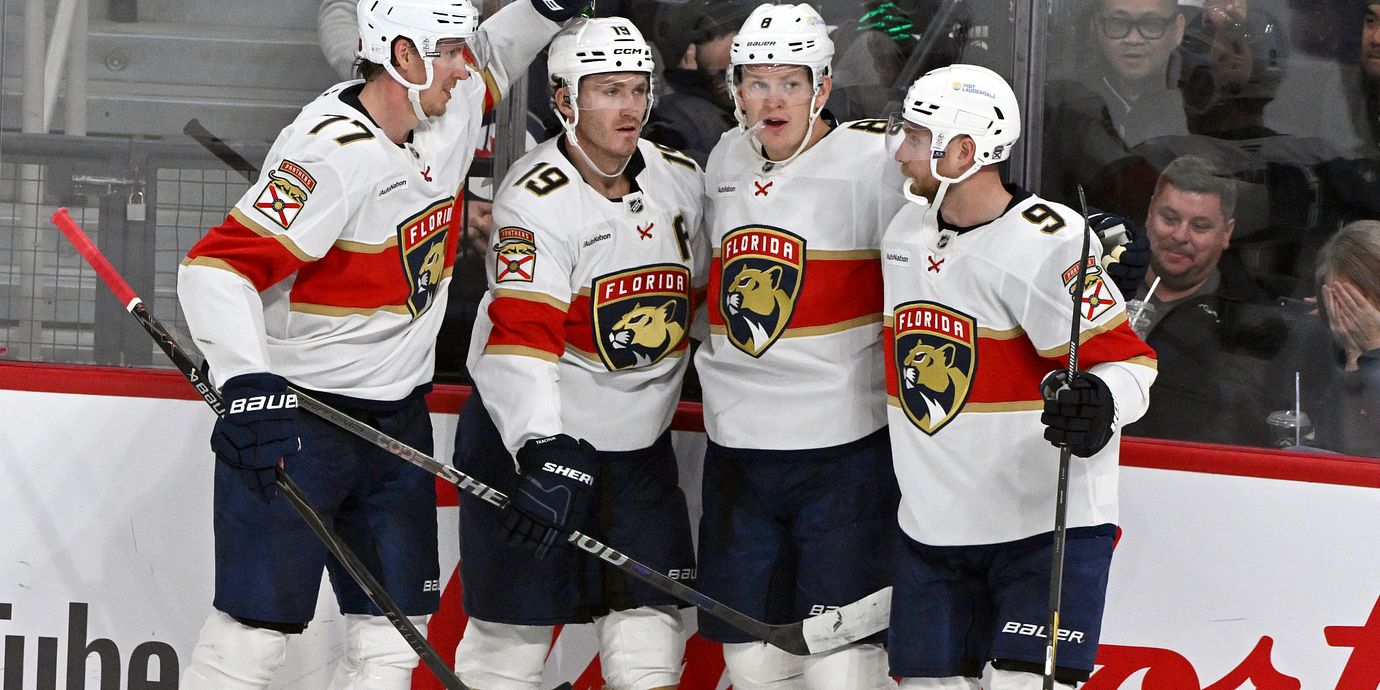Florida Panthers Brady Tkachuk firar sitt mål mot Winnipeg Jets tillsammans med lagkamraterna Niko Mikkola, Matthew Tkachuk och Sam Bennett.