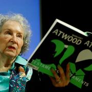 Atwood läser högt ur ”Gileads döttrar” på en presskonferens under tisdagen.